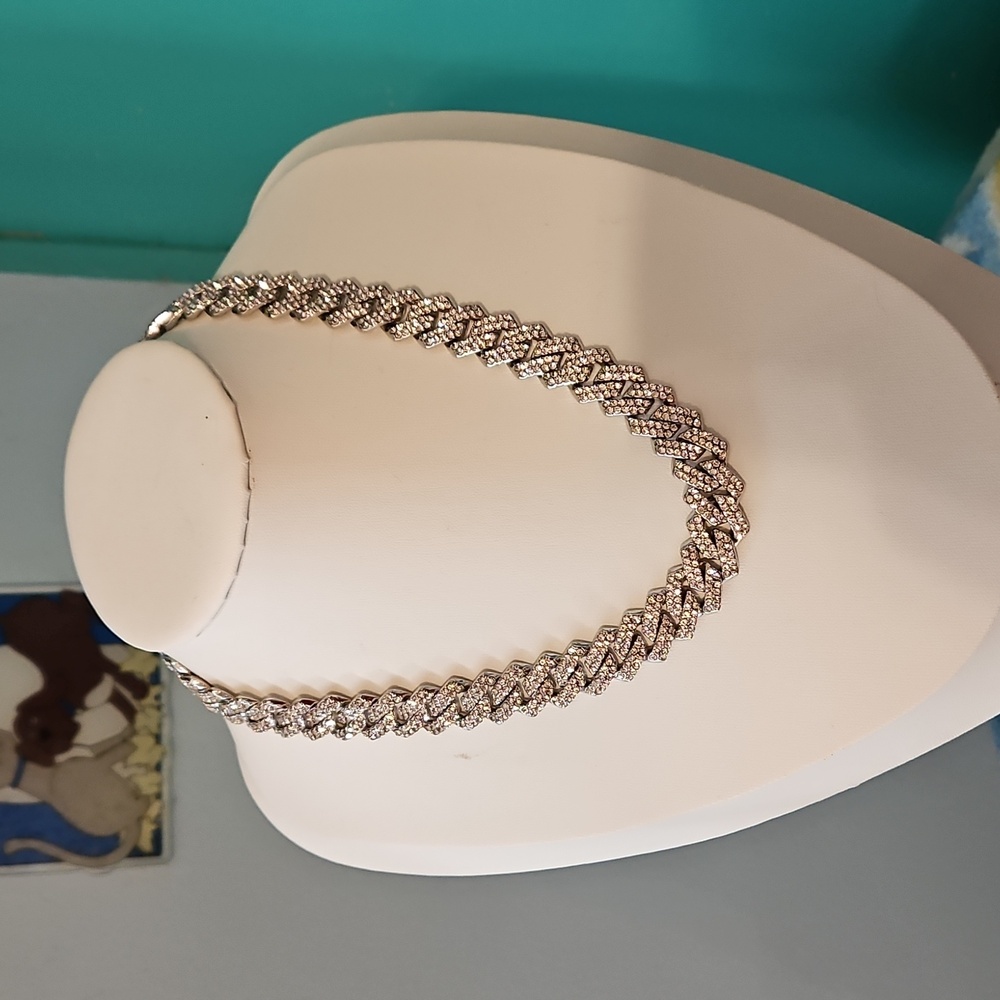 Beautiful Silvertone Bling Necklace